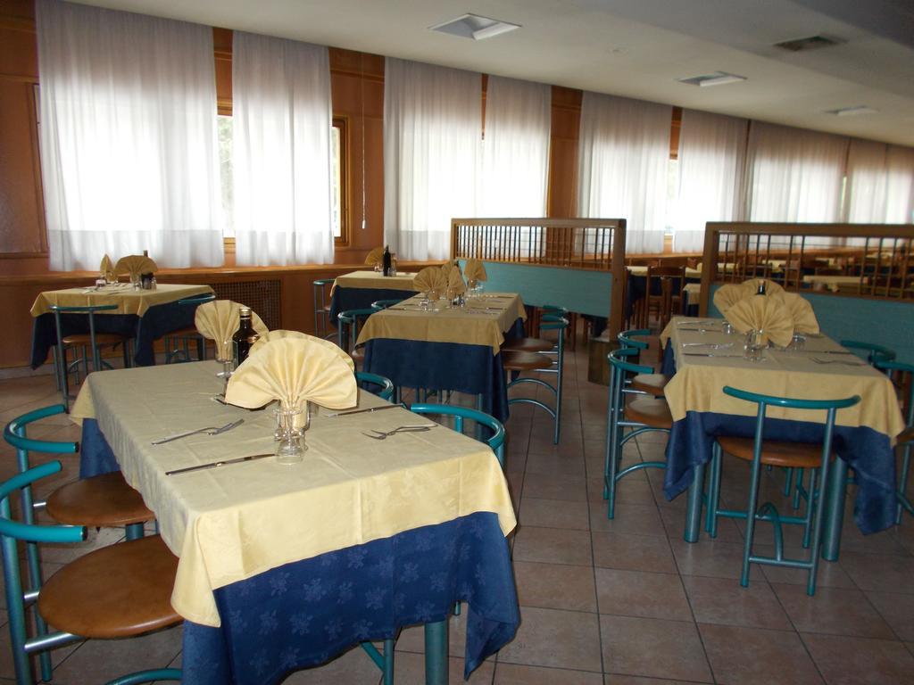 Hotel Holidays Рокказаро Экстерьер фото
